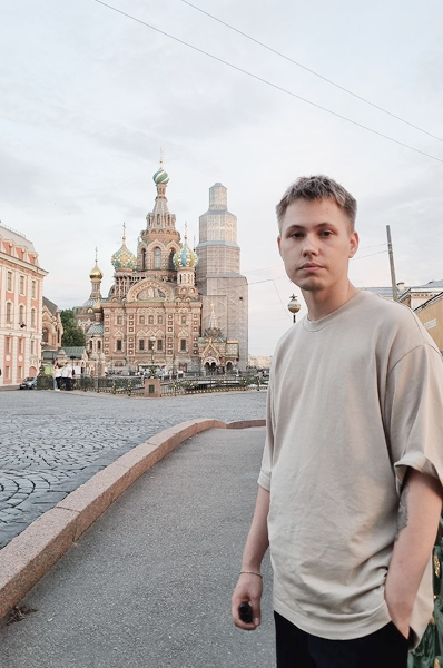 Портрет Данилы на фоне города